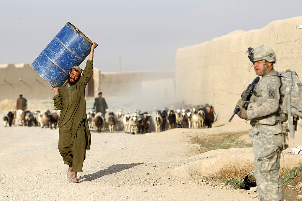 Un soldat américain observe un civil afghan, au sud de Kandahar, le 21 juin 2010. [Denis Sinyakov]