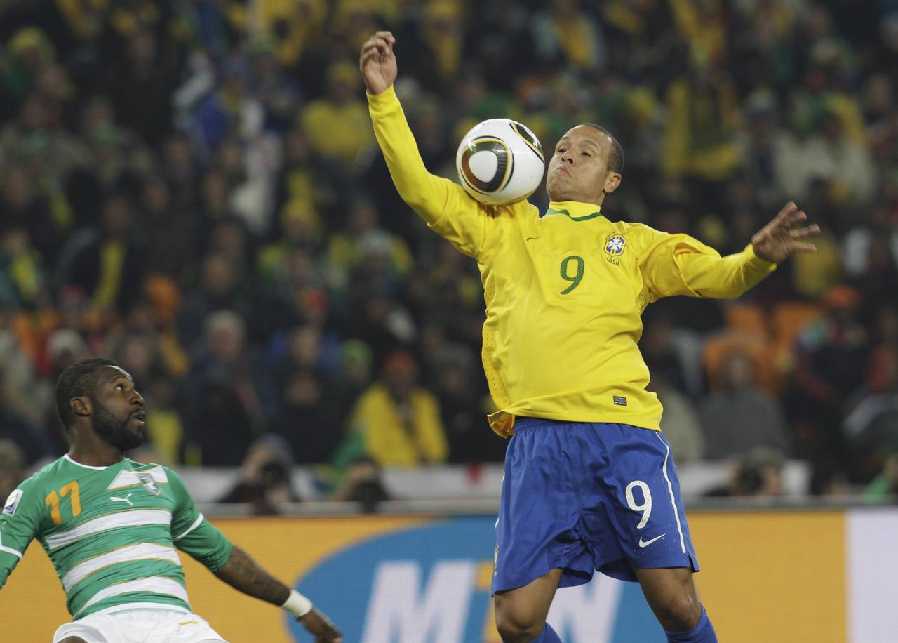 Luis Fabiano, quelques secondes avant de marquer le 2-0 au terme d'un solo où il aura contrôlé à... deux reprises le ballon de la main. [REUTERS - � Paulo Whitaker / Reuters]