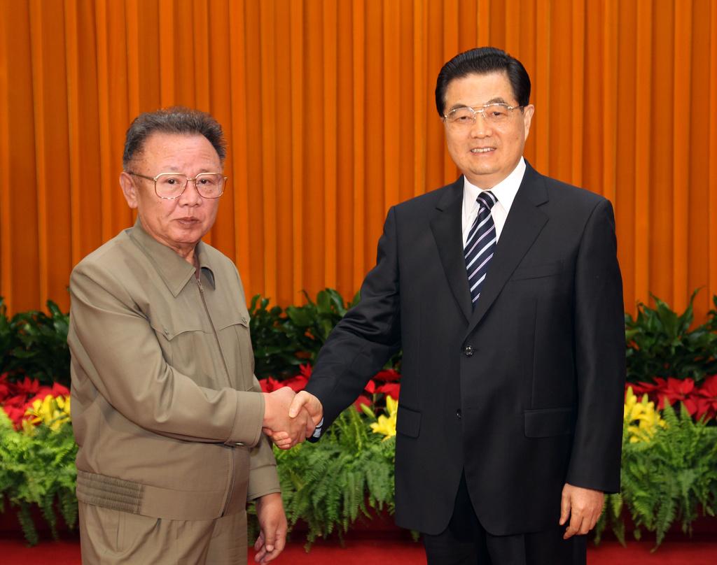 Lundi 3 - Kim Jong-il en visite en Chine:-Le dirigeant nord-coréen (à gauche) arrive en Chine lundi. Il effectue ainsi une de ses rares visites à l'étranger, chez son voisin et allié, hôte des discussions en suspens sur sa dénucléarisation, et rencontre à cette occasion le dirigeant chinois Hu Jintao. [KEYSTONE - Lan Hongguang]