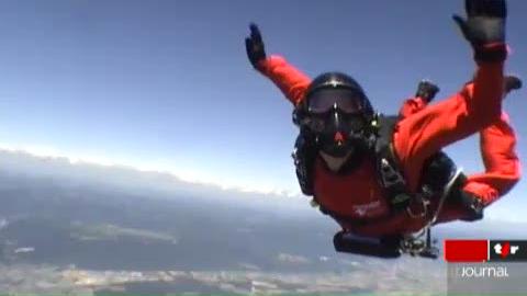 Le sauteur à ski Simon Ammann réalise un saut en parachute d'une hauteur exceptionnelle