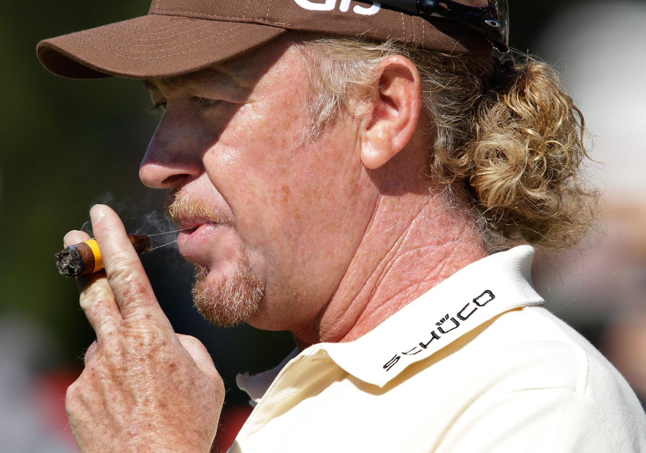 Miguel Angel Jimenez a retrouvé son fidèle cigare dès la fin du parcours. [REUTERS - � Denis Balibouse / Reuters]