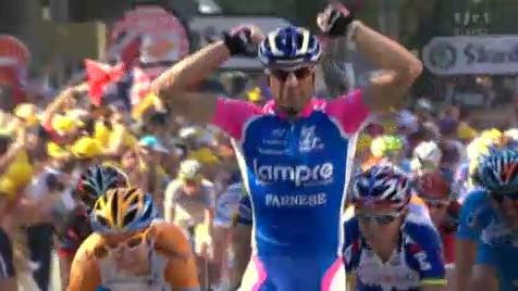 Cyclisme / Tour de France (4e étape): Alessandro Petacchi remporte sa 2e victoire sur ce Tour. Il devance Julian Dean (Garmin-Transitions) et Edvald Boasson Hagen (Sky). Cancellara reste en jaune.