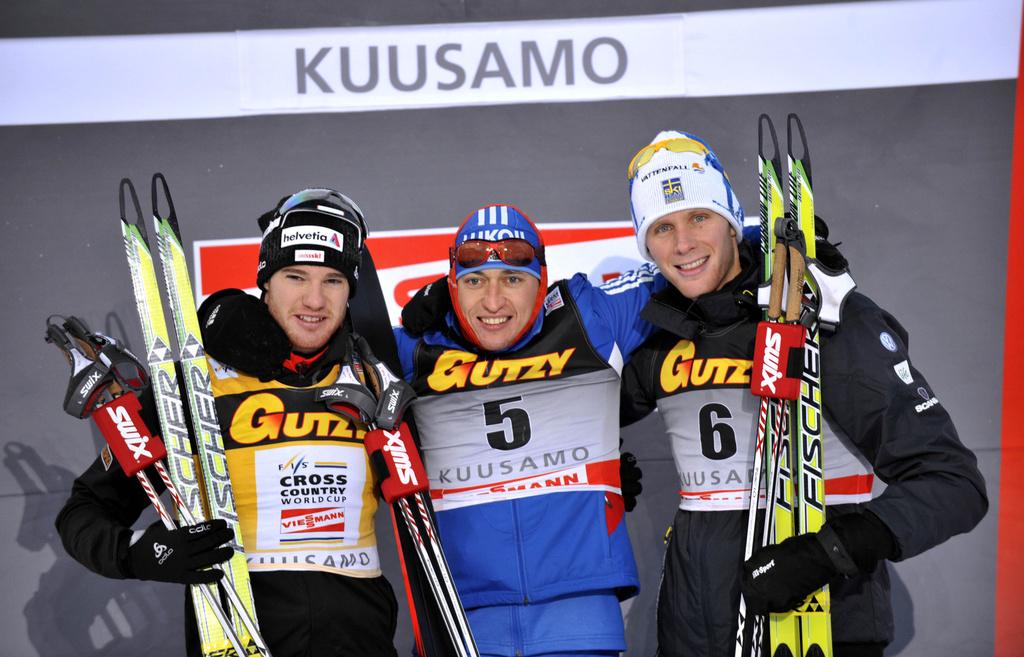 Dario Cologna (à gauche) peut se montrer très heureux de sa tournée. [KEYSTONE - Timo Jaakonaho]