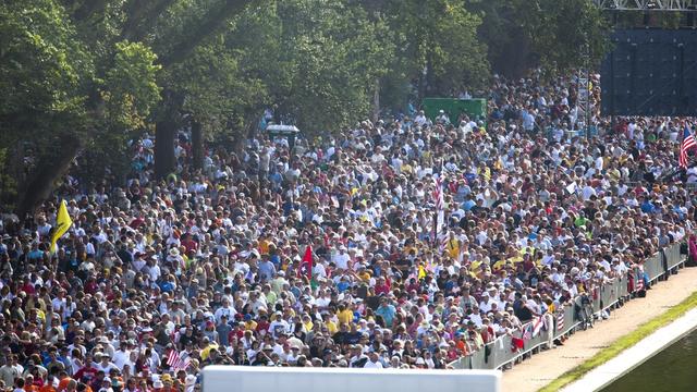 epa02304767 U.S. Tea Party activists and other conservatives gather near the steps of the Lincoln Memorial on the National Mall for a rally, called "Restoring Honor," organized by talk-show host and Tea Party darling Glenn Beck in Washington DC, on 28 August, 2010. Beck's rally, advertised as a 'non-political event that pays tribute to America's service personnel and other upstanding citizens who embody our nation's founding principles of integrity, truth and honor,' has generated controversy for being held on the same day and location as Martin Luther King's 1963 'I Have a Dream' speech. EPA/JIM LO SCALZO