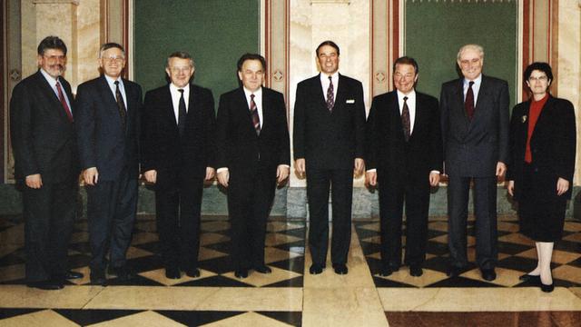 Le Conseil fédéral de 1993 avec, de gauche à droite, le chancelier François Couchepin, Kaspar Villiger, Arnold Koller, Otto Stich, Adolf Ogi, Jean-Pascal Delamuraz, Flavio Cotti et Ruth Dreiffuss. [Karl-Heinz Hug]