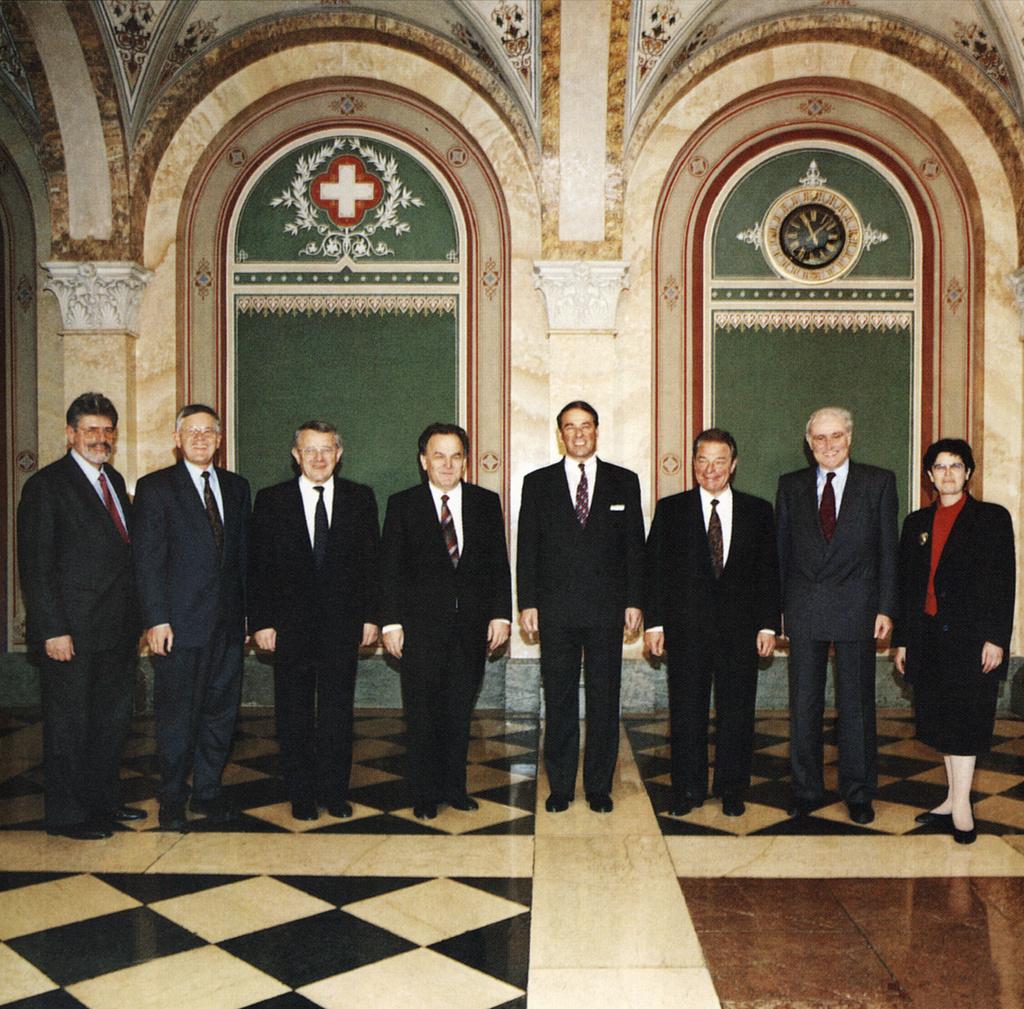 Le Conseil fédéral de 1993 avec, de gauche à droite, le chancelier François Couchepin, Kaspar Villiger, Arnold Koller, Otto Stich, Adolf Ogi, Jean-Pascal Delamuraz, Flavio Cotti et Ruth Dreiffuss. [Karl-Heinz Hug]