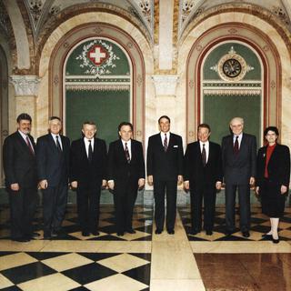 Le Conseil fédéral de 1993 avec, de gauche à droite, le chancelier François Couchepin, Kaspar Villiger, Arnold Koller, Otto Stich, Adolf Ogi, Jean-Pascal Delamuraz, Flavio Cotti et Ruth Dreiffuss. [Karl-Heinz Hug]