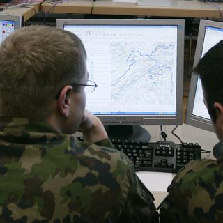 Des soldats suisses travaillent sur ordinateur lors d'un exercice