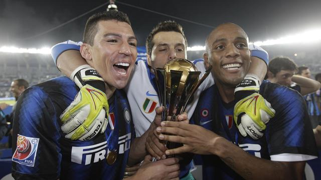 Lucio, Julio Cesar et Maicon savourent le 4e titre 2010 de l'Inter. [Hussein Malla]