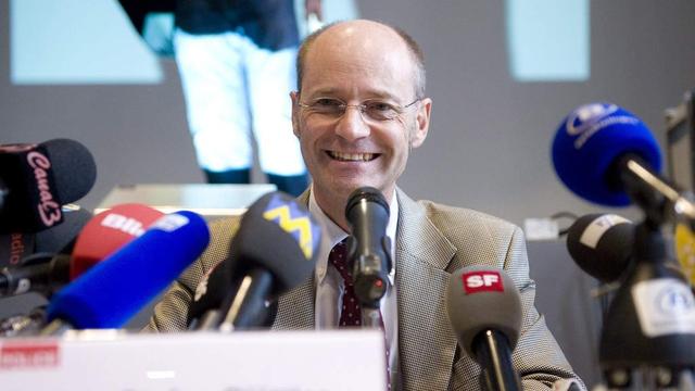 Le commandant de la police cantonale bernoise, Stefan Blätter, visiblement soulagé en conférence de presse après l'arrestation du fugitif, vendredi 17 septembre. [marcel bieri]