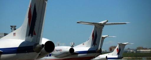 Des avions dans un aéroport américain.