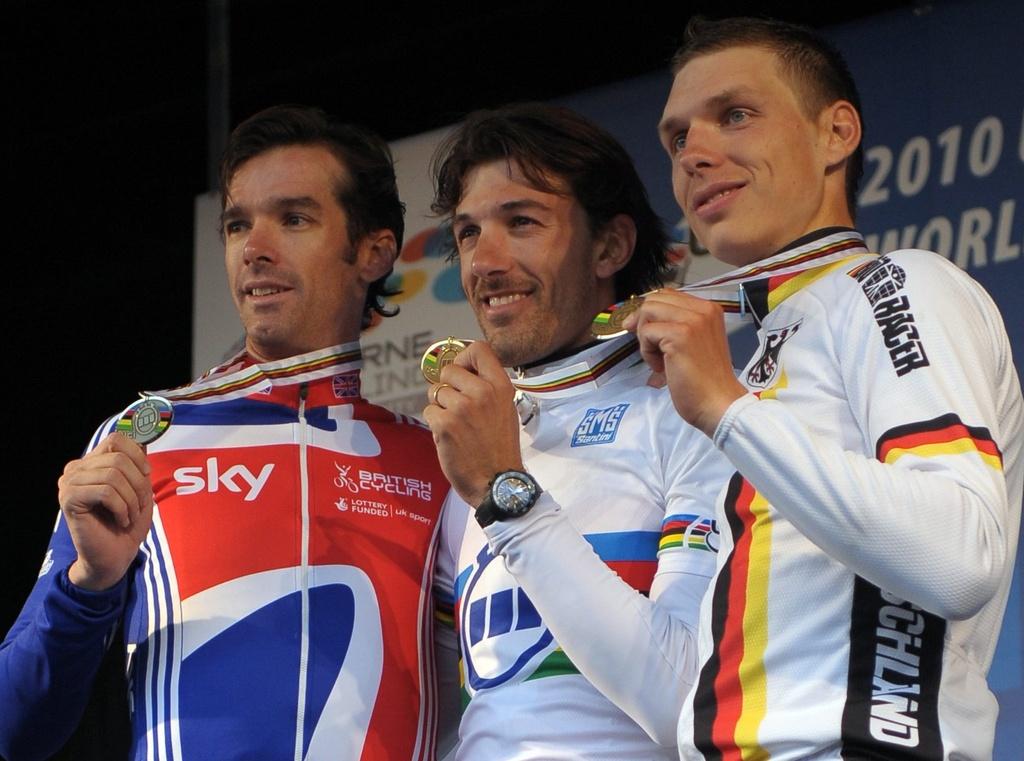 David Millar et Tony Martin entourent le champion du monde bernois. [KEYSTONE - JOE CASTRO]