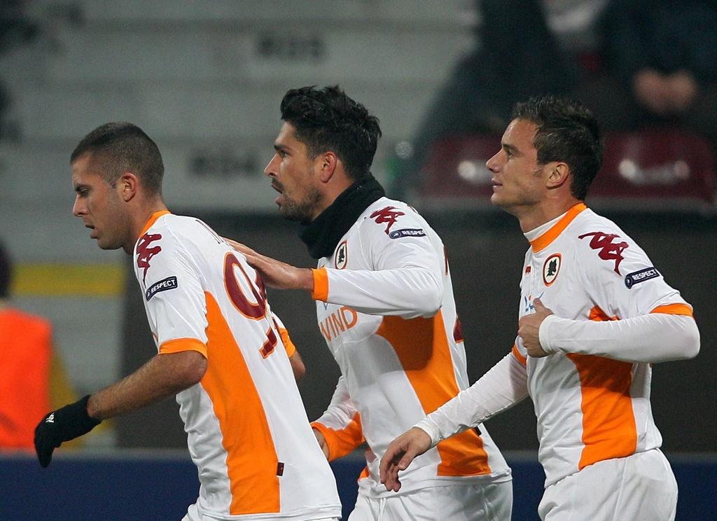 Borriello (au centre) a ouvert le score pour la Roma en Roumanie. [KEYSTONE - ROBERT GHEMENT]