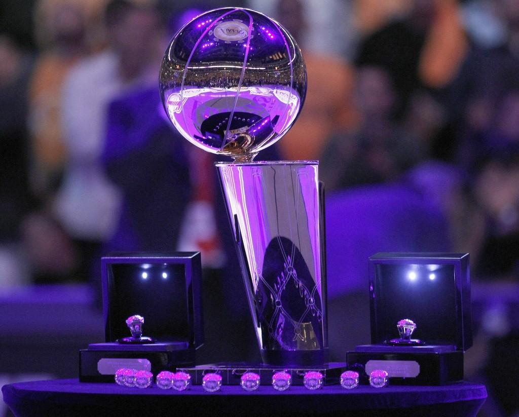 Le trophée NBA et les fameuses bagues pour les Lakers.