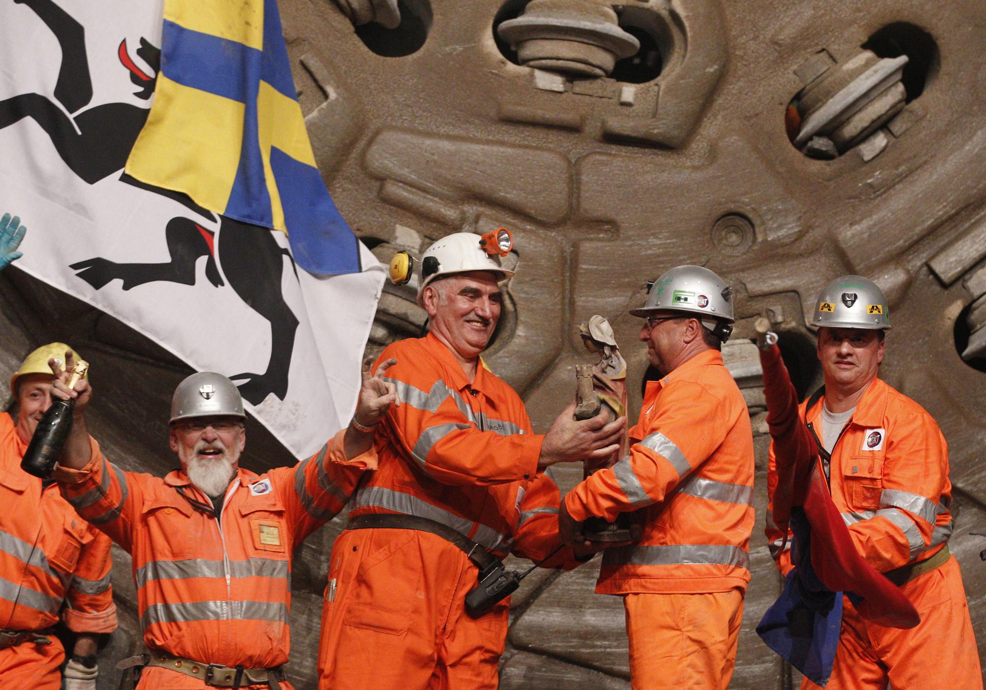 Les ouvriers du tunnel ont célébré la jonction des deux équipes. [REUTERS - CHRISTIAN HARTMANN]