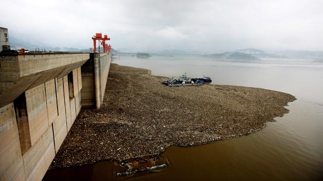 Plus de trois tonnes de détritus sont ramassés quotidiennement devant le barrage.