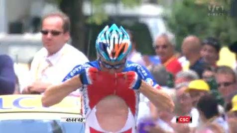 Cyclisme / Tour de France (15e étape): Victoire d'étape de Thomas Voeckler, Andy Schleck perd son maillot jaune pour 8" en raison d'un problème technique lors de son attaque au 21e km. Contador endosse le maillot jaune.