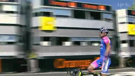Cyclisme / Tour de France: Petacchi s'impose à Bruxelles dans un final épique. Deux chutes ont marqué les derniers kilomètres. Cancellara reste en jaune malgré le fait de s'être retrouvé à terre à 800m de l'arrivée.
