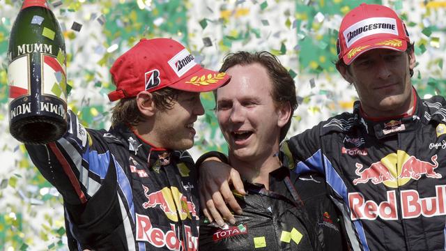 Vettel, Christian Horner, et Webber (de g. à dr.) célèbrent le titre mondial des contructeurs. [Luca Bruno.]