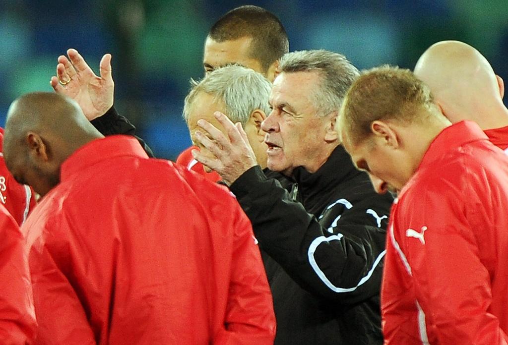 Ottmar Hitzfeld au coeur de ses hommes au cours d'un entraînement à Durban. [KEYSTONE - DANIEL DAL ZENNARO]