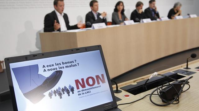 Les syndicats ont édité un tableau montrant les salaires de différentes personnalités sous le slogan "à eux les bonus, à nous les malus".