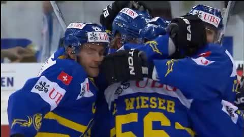 Hockey / Coupe Spengler: Davos - Team Canada. Davos ouvre le score dès la 2e minute par Rizzi