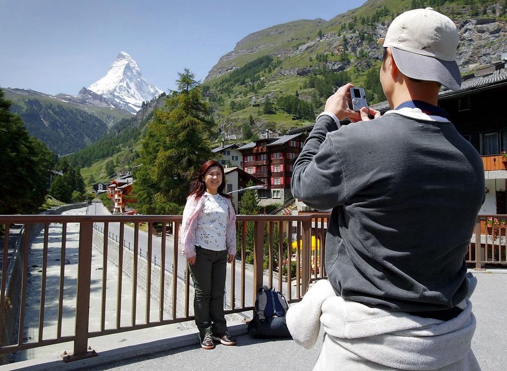 La hausse de la fréquentation des hôtels suisses doit beaucoup à la clientèle asiatique. [KEYSTONE - Olivier Maire]