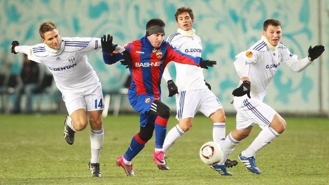 Les Vaudois (en blanc) ont beaucoup couru après le ballon et les Moscovites. [Sergei Chirkov]