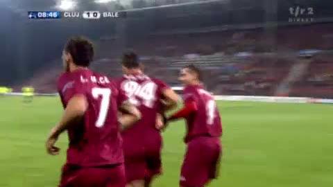 Football / Ligue des champions : Les Roumains de Cluj ouvrent la marque sur corner dès la 9e minute dejeu contre le FC Bâle avec une belle tête de Rada.