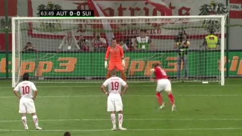 Football / AUT – SUI (match amical) : Benaglio arrête le penalty de l’Autrichien Fuchs, sifflé suite à une faute peu évidente du jeune défenseur Affolter (63e).