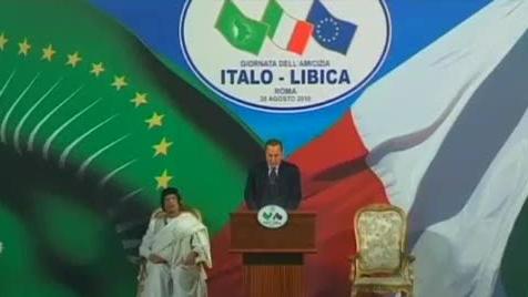 Séquence choisie: Silvio Berlusconi reçoit le dirigeant libyen Mouammar Kadhafi en grande pompe à Rome.