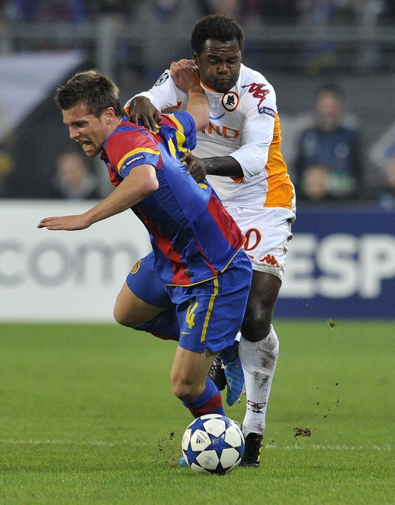 Stocker (à g.) a provoqué le penalty du 0-2. [Peter Schneider]