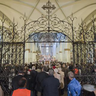 A défaut de pouvoir pénétrer dans la cathédrale bondée, de nombreux fidèles ont pu suivre la cérémonie sur un écran géant dans l'église des Cordeliers.