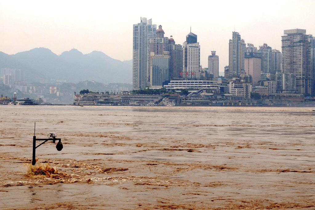 Chongqing, qui a subi une crue en juin, est la première destination du voyage. [KEYSTONE]