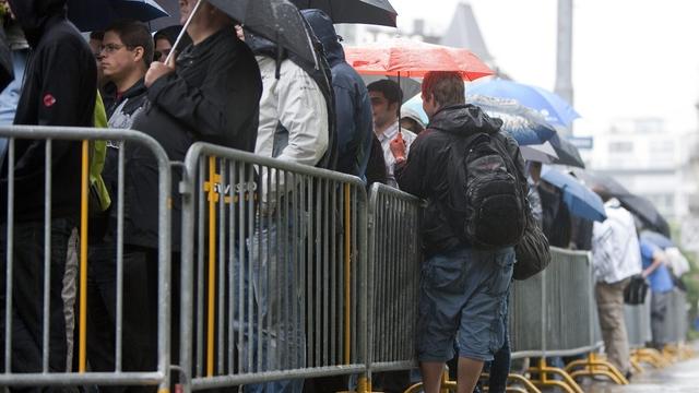 Les clients se sont massés devant l'Apple Store de Zurich vendredi. Et ce malgré le mauvais temps...