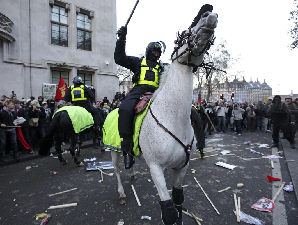 La police montée a chargé les manifestants et fait usage de matraques. [KEYSTONE - AP Photo/Matt Dunham]