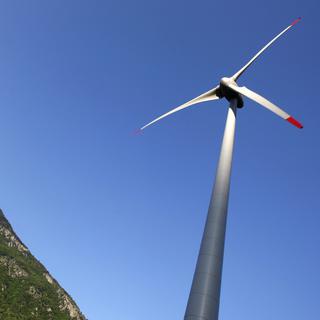 Les éoliennes (ici à Martigny) ne font pas que des émules parmi les adeptes des énergies vertes.