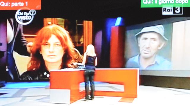 Dérive à la télévision italienne. Une femme visionne l'émission de Rai Tre incriminée.