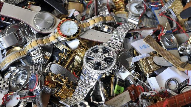 Les objets contrefaits sont confisqués puis brûlés alors que les montres et les bijoux passent au rouleau compresseur.