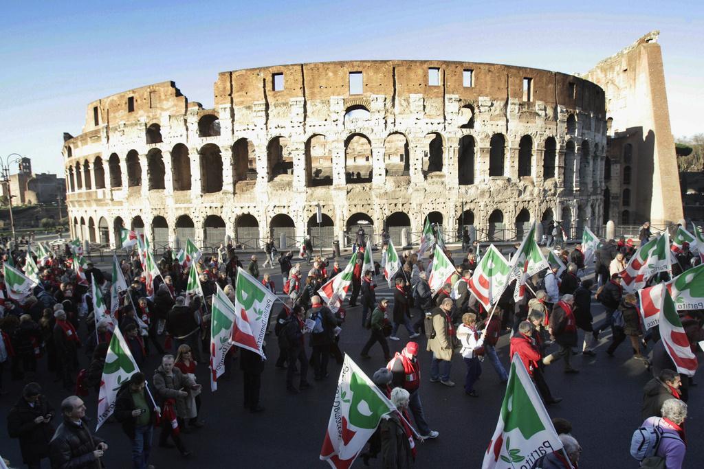 Des dizaines de milliers de manifestants ont convergé à Rome, un jour avant le rassemblement des pro-Berlusconi. [Riccardo De Luca]