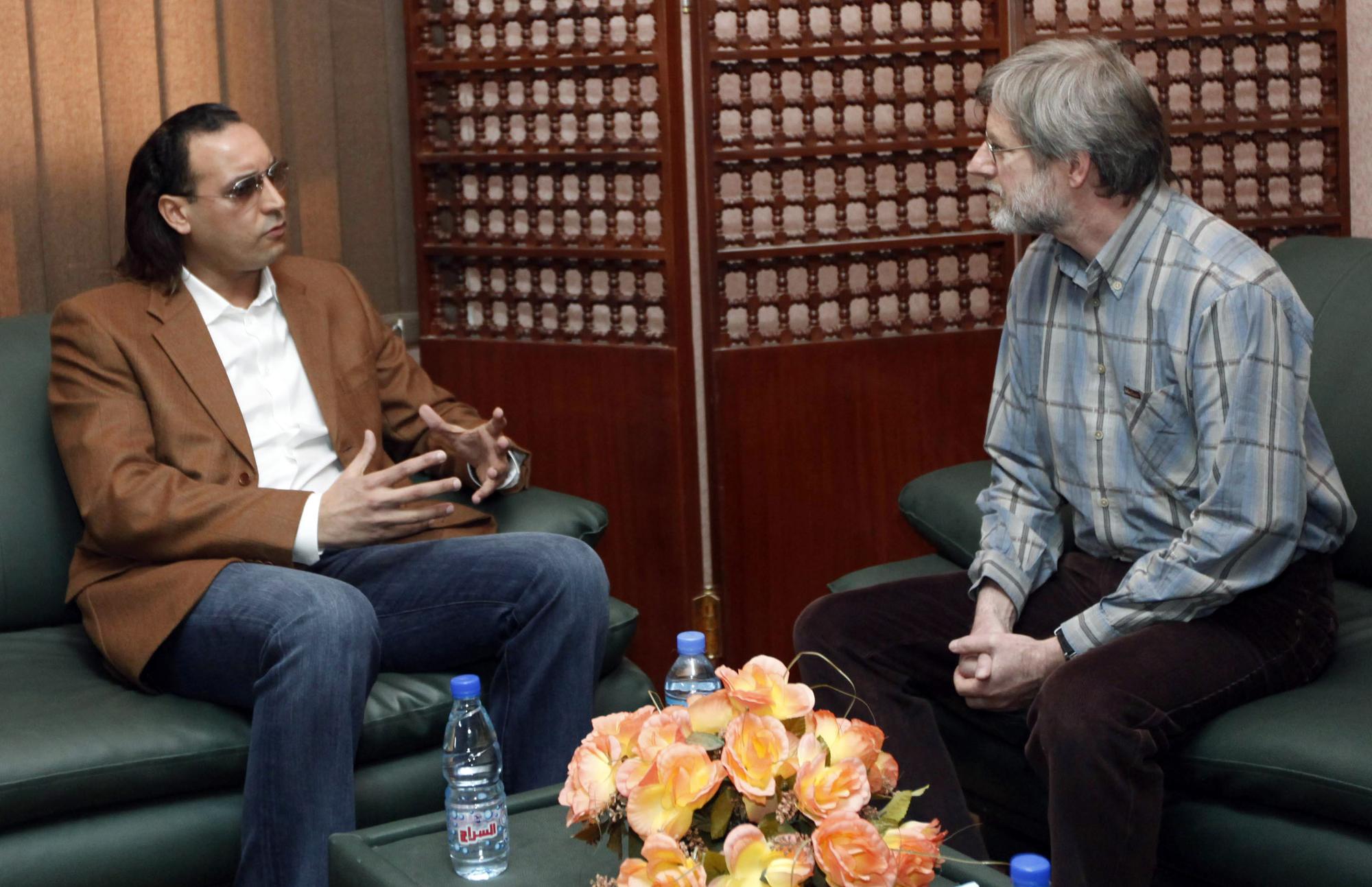 Hannibal Kadhafi aux cotés de Max Göldi lors d'une rencontre en mars dernier. [REUTERS - � STR New / Reuters]