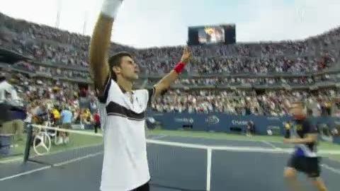 Tennis / US Open (1/2): Djokovic (SRB) – Federer. 5e set. Djokovic passe l’épaule après 3h50 de jeu (5-7 6-1 5-7 6-2 7-5)