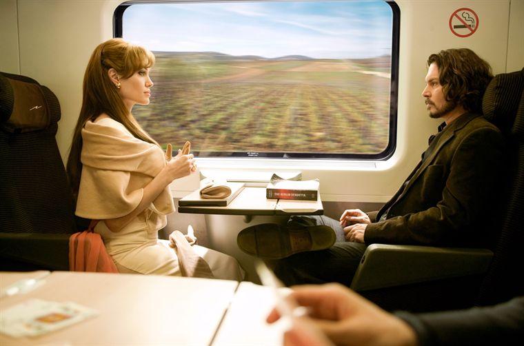 Angelina Jolie séduit Johnny Depp dans le train qui les mène à Venise. [© StudioCanal]