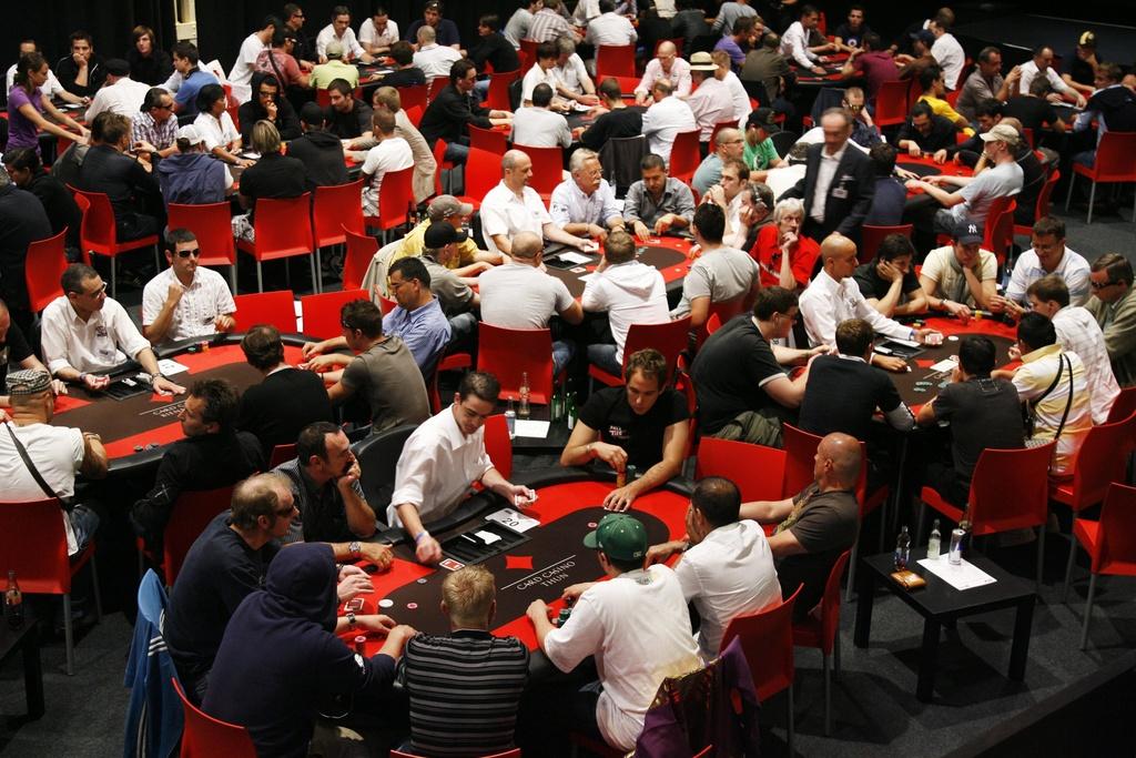 En août 2009, près de 6000 joueurs avaient participé à un tournoi de poker durant une semaine à Zurich-Oerlikon. [KEYSTONE - STEFFEN SCHMIDT]