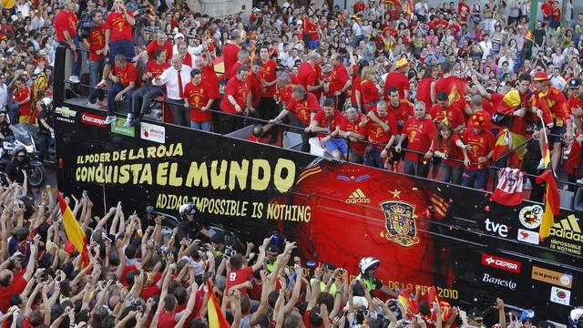 Les supporters de la sélection espagnole ont tenté d'approcher leurs héros dans les rues de Madrid. [KEYSTONE - Victor R. Caivano]