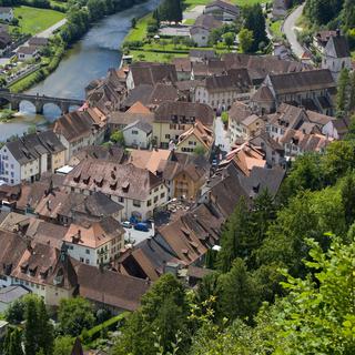Le canton du Jura abrite le village médiéval de Saint-Ursanne. Le centre historique a peu changé au cours des siècles. Il est caractérisé par ses maisons bourgeoises du XIVe au XVIe siècle. La collégiale, avec son cloître (en haut, à droite), constitue le point fort de la ville.