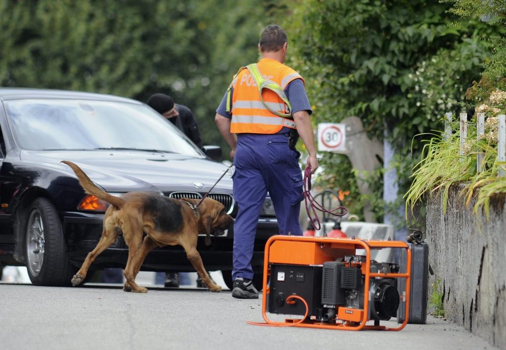 La police a décidé de s'aider d'un chien pour mettre la main sur le forcené. [KEYSTONE - LUKAS LEHMANN]