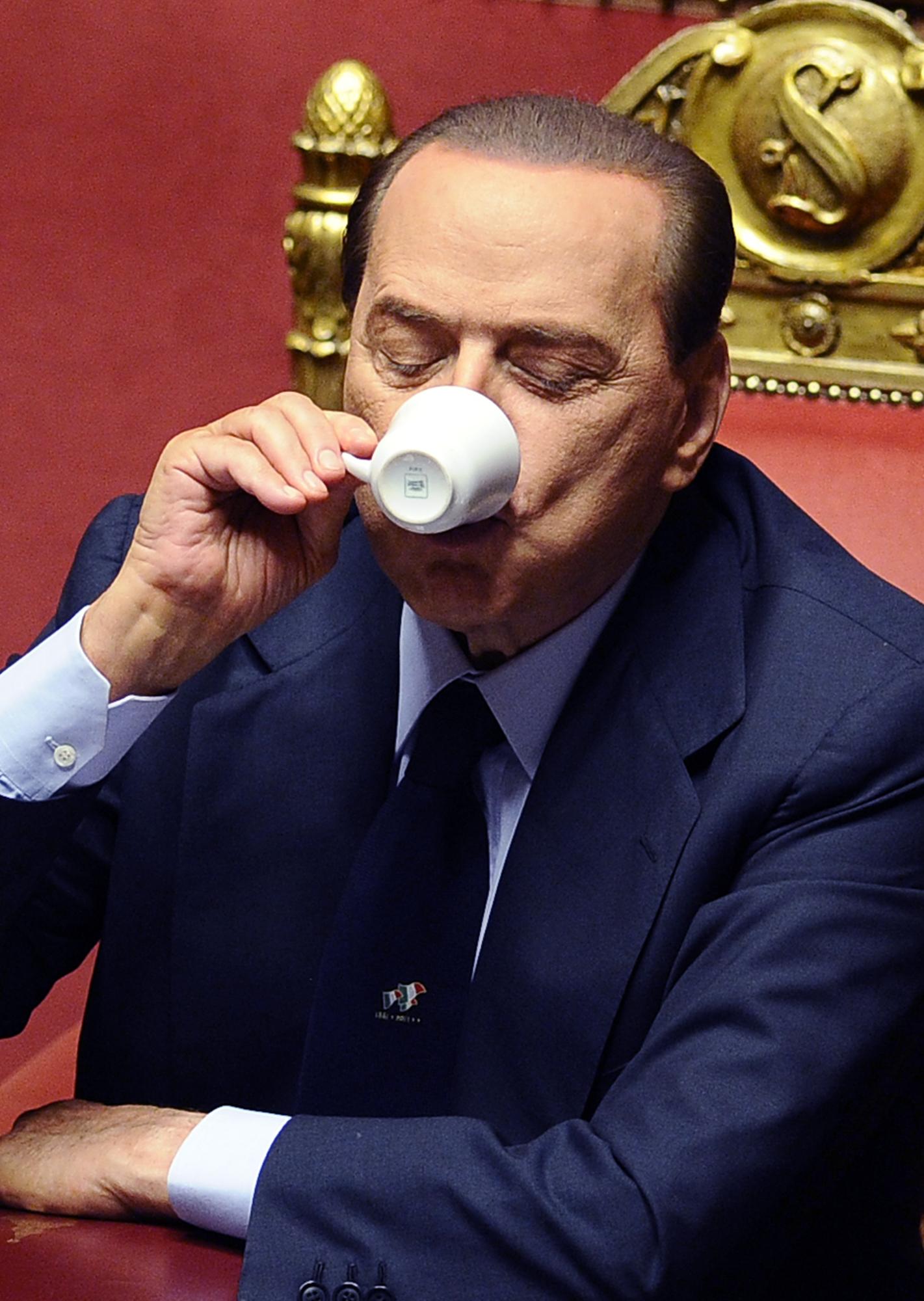 Le "Cavaliere" peut savourer son café: il restera Premier ministre. [AFP - Philippo Monteforte]