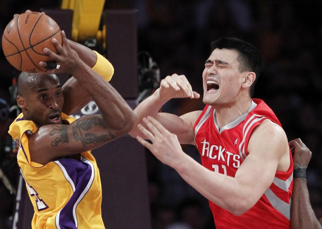 Kobe Bryant prend le meilleur sur Yao Ming, qui effectue son retour en NBA.