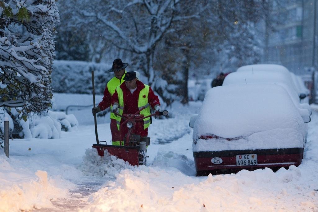 Les employés communaux ont passé la nuit à dégager routes et trottoirs. [Salvatore Di Nolfi]